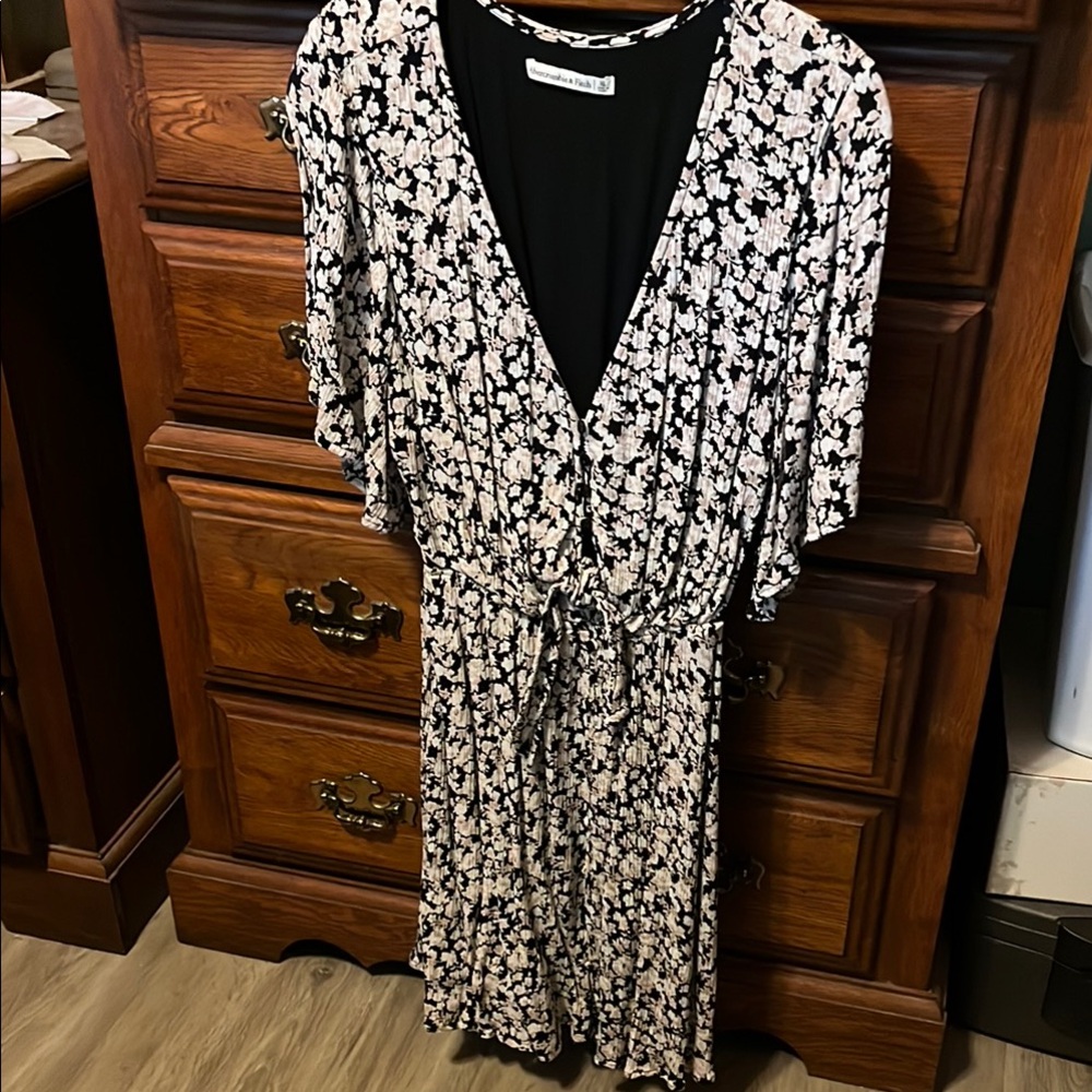 Abercrombie & Fitch Black and Cream Patterned Dress